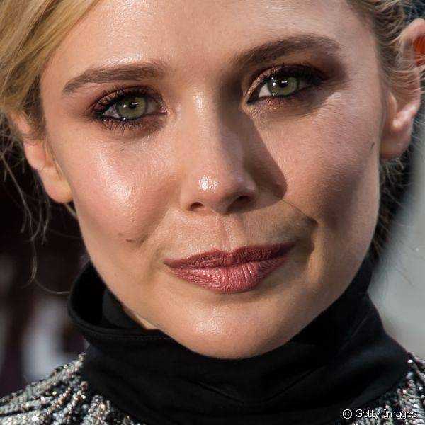 O contraste com o lápis preto na linha d'água deixa os olhos verdes de Elizabeth Olsen ainda mais destacados